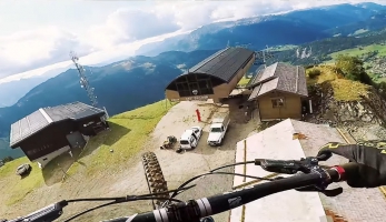 Video: The STUNT is Bike - Kilian Bron lítá s bajkem - na paraglajdu