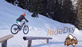 Video: Cedric RideDry řádí ve snowparku na bajku