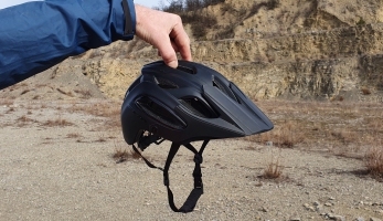 Test: helma CTM Draax - jednoduchá, funkční přilba za pár korun 