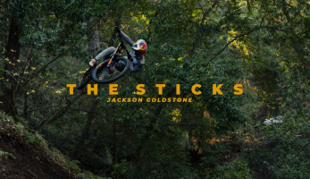 Video: The Sticks - Jackson Goldstone - a hlína stříká na všechny strany 