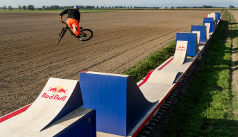 Video: Dawid Godziek stojí na místě a přitom skáče na jedoucím vlaku