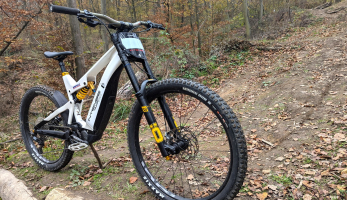 Test: Intense Tazer MX Carbon Pro - ebike s dvojkorunkou