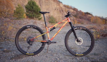 Novinka: Zoceli Rutina - DC mašina skrývá flex stays za maskou virtuálu