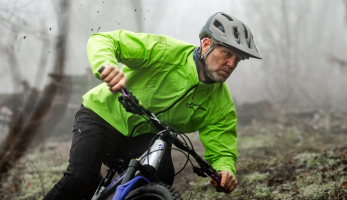 Test: fizi:k Kassis - přilba, co skvěle sedí a může i blikat