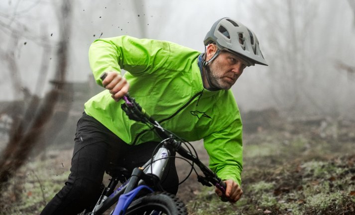 Test: fizi:k Kassis - přilba, co skvěle sedí a může i blikat