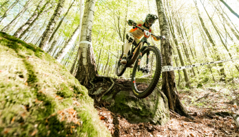 Fox Enduro Trutnov Trails - slunce, kluzké tratě a téměř 500 odvážných závodníků 