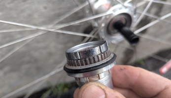 Test: náboj DT Swiss DEG DF - geniálně jednoduchá eliminace kickbacku