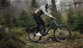První dojmy: Raymon Airok - s hmotností pod 18 kg  se jedná o neskutečně obratný light ebike