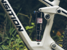 Novinka: inovovaný RockShox Deluxe dostává lehčí nastavení komprese včetně nového systém dorazu