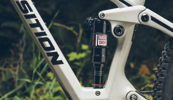 Novinka: inovovaný RockShox Deluxe dostává lehčí nastavení komprese včetně nového systém dorazu