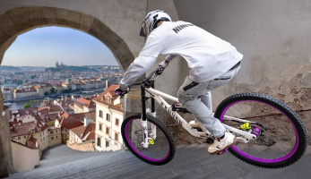 Video: Wibmer Impossible - Gabriel Wibmer honí po Praze zloděje 