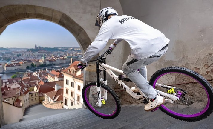 Video: Wibmer Impossible - Gabriel Wibmer honí po Praze zloděje 