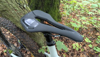 Sedlo Kellys SPEAR LITE - výkonnostní sedlo se slušným pohodlím