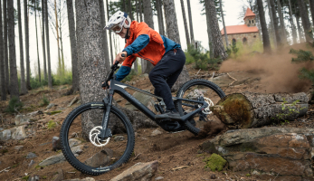 Test: Raymon Tarok - elegantní trailduro s brutální silou motoru Avinox