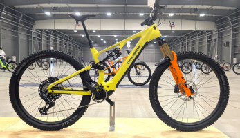 Na prezentaci: Crussis 2027 - ebike na Avinoxu s karbonovým rámem pod 100.000 Kč