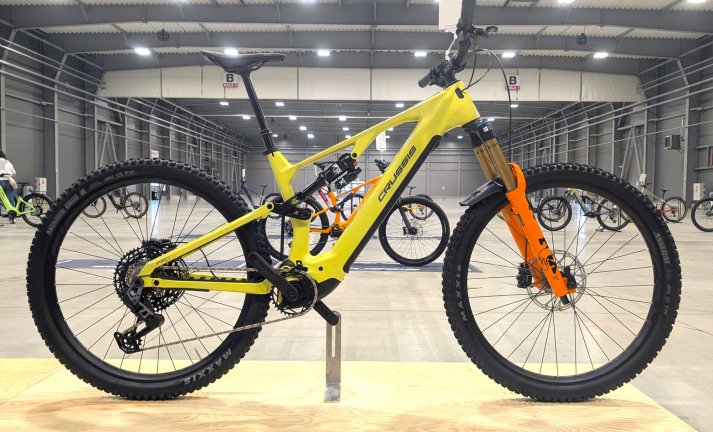 Na prezentaci: Crussis 2027 - ebike na Avinoxu s karbonovým rámem pod 100.000 Kč