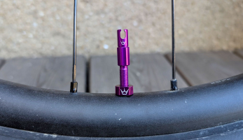 Peatys Holeshot Fast Flow Tubeless Valves - nezalepí se a těsní i když jej urazíš