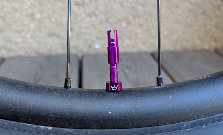 Peatys Holeshot Fast Flow Tubeless Valves - nezalepí se a těsní i když jej urazíš