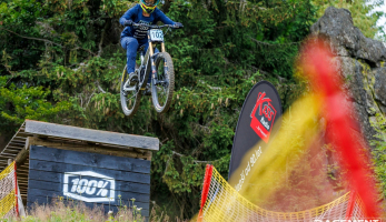 Report: iXC Downhill Cup na Špičáku: v elitních  kategorií vítězí - Lino Neumann a Hanna Blochbergerová   