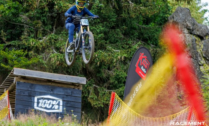 Report: iXC Downhill Cup na Špičáku: v elitních  kategorií vítězí - Lino Neumann a Hanna Blochbergerová   