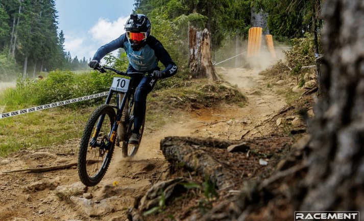 Na šumavském Špičáku se o víkendu jede iXC Downhill Cup - pojede se o 1900 Eur