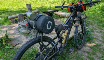 Test: Nosič Spider Rear Rack a brašny AEROE, na bikepacking nejen na fullu