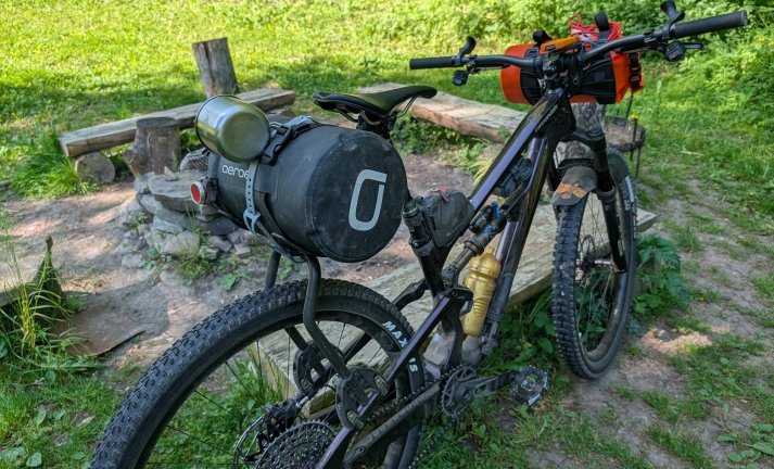 Test: Nosič Spider Rear Rack a brašny AEROE, na bikepacking nejen na fullu