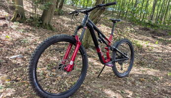 Test: Whyte Sythe RS - kolo za kilo postavené na odpružení RockShox Ultimate