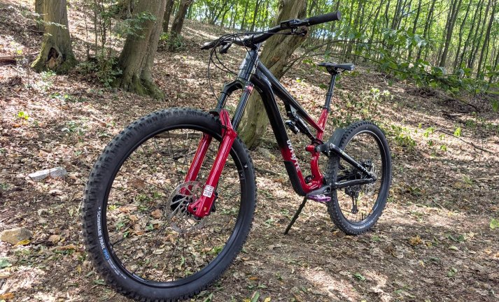 Test: Whyte Sythe RS - kolo za kilo postavené na odpružení RockShox Ultimate