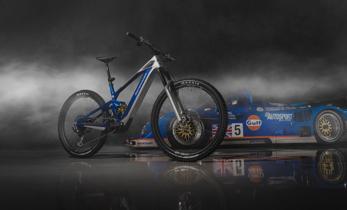 Mondraker Crafty Unlimited Gulf Edition - inspirováno ikonickým Porsche Kremer 8
