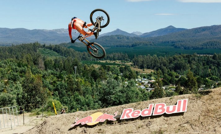 Red Bull Hardline Tasmania 2026 - sjezdový svátek zítra v online přenosu