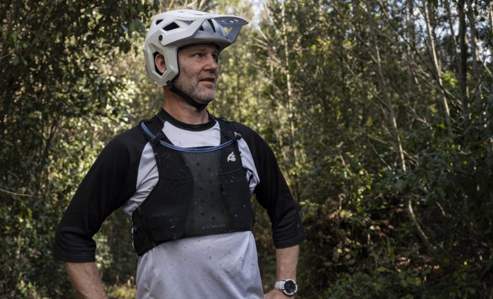 Test: Bluegrass Venture Vest - vesta spojující ochranu a odvoz nákladu v jednom